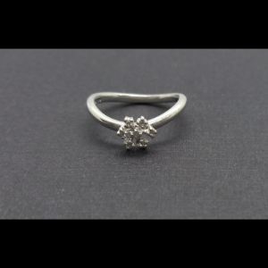 Alianza oro blanco con forma ondulada, puntas de brillantes en forma de flor
