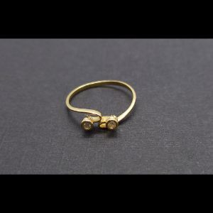 Anillo fino oro amarillo forma "tú y yo"con brillantes de 0,03 qts;total 0,06 qts