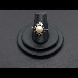 Anillo oro blanco con perla y seis brillantes de 0,03qtes cada uno, total 0,18qtes