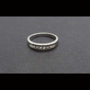 Anillo oro blanco con 9 brillantes de 0,03qtes cada uno, total 0,27qtes, engastado en carril