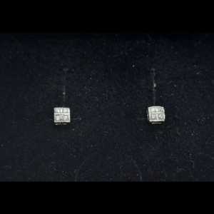 Pendientes cortos oro blanco forma cuadrada con circonitas blancas; cierre "mariposa"