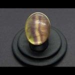 Anillo oro amarillo con piedra forma ovalada color claro, verde y malva