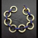 Pulsera oro amarillo eslabones redondos con circulos esmaltados en celeste y blanco;unido por eslabones color azul