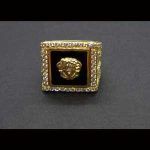 Sello oro amarillo con piedra negra de motivo "Versace"y con circonitas blancas