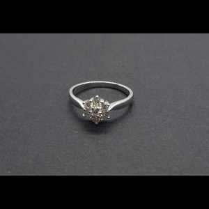 Anillo oro blanco con siete brillantes de 0,05qtes;total 0,35qtes