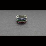 Anillo oro blanco triple con piedras color azul, verde y rojo