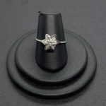 Anillo oro blanco con brillante central de 0,08 qt y 6 brillantes de 0,01 qt;total 0,14 qt