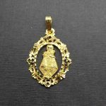 Medalla oro amarillo de la Virgen con niño