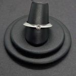 Anillo oro blanco con brillante de 0,10 qt