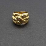 Anillo forma entrelazado en oro amarillo