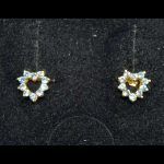 Pendientes oro amarillo con forma de corazón con circonitas celestes