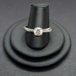 Anillo oro blanco con circonitas blancas
