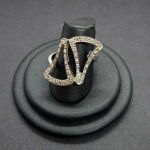 Anillo oro blanco con forma triangulos invertidos de puntas de brillantes