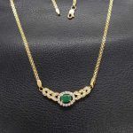 Gargantilla oro amarillo decorada con circonitas y piedra verde en el centro