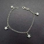 Pulsera oro blanco con colgantes en forma de estrellas con circonitas