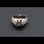 Solitario oro blanco con brillante central de 0,15 qtes