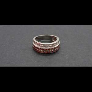 Anillo oro blanco con circonitas en color corinto y blancas