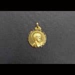 Medalla oro amarillo con la imagen de la virgen niña
