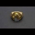 Anillo oro amarillo con forma de herradura con cabeza de caballo