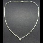 Gargantilla semi rígida en oro blanco con colgante en forma de flor de 7 brillantes de 0,08 qt, total 0,56 qts