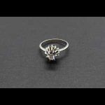 Anillo oro blanco tipo solitario con brillante de 0,18 qtes