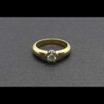 Anillo oro amarillo tipo solitario con brillante de 0,4qtes engarzado en oro blanco