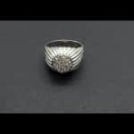 Anillo oro blanco forma rayón con parte central de 8 brillantes de 0,05 qt; total 0,40 qts