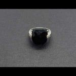 Anillo oro blanco con piedra negra y puntas de brillantes en la garras