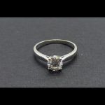 Anillo oro blanco de 14 quilates con piedra Moissanite