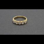 Anillo oro amarillo tipo cintillo de 14kt con moissanite