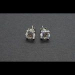 Pendientes oro blanco con piedra moissanite, cierre tipo mariposa