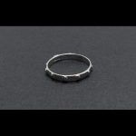 Anillo oro blanco formando puntos en oro