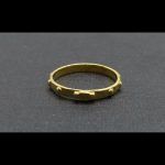 Anillo oro amarillo formando puntos