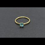 Anillo oro amarillo con piedra celeste engarzada en colgante movible
