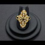 Anillo forma de pico en oro amarillo con circonita azul y blanca