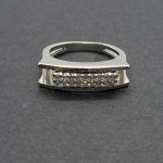 Anillo oro blanco parte central rectangular doble aro con 18 brillantes de 0,02 qt; total 0,36 qts