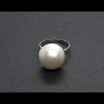 Anillo oro blanco con perla blanca grande en el centro