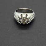 Anillo forma solitario con brillante central de 0,80 qtes