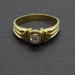 Anillo oro amarillo con brillante central de 0,25 qtes