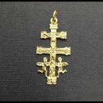 Colgante oro amarillo con forma de cruz de caravaca