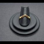 Anillo oro amarillo con forma de "V"