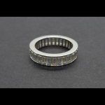 Alianza oro blanco rodeada de "moissanite" con forma de baguette