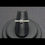 Anillo oro blanco tipo solitario con brillante de 0,12 qtes, a los lados lleva 14 brillantes de 0,01qte, Total; 0,26 qtes