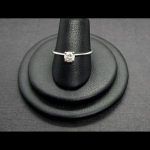 Anillo oro blanco 14 kt tipo solitario con brillante de 0,30 qtes
