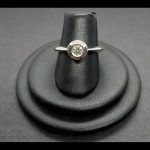 Anillo oro blanco con brillante de 0,35 qtes engastado en forma de chatón