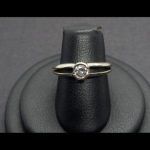Anillo oro blanco tipo solitario con brillante de 0,3 qtes