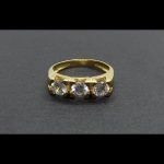 Anillo oro amarillo tipo tresillo con circonitas