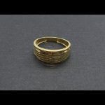 Anillo oro amarillo con dibujo en forma rayón
