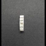 Colgante forma vertical de oro blanco con 2 brill.de 0,10 qt y brillantes de baguette
