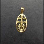 Colgante ovalado de la "Cruz de Caravaca" en oro amarillo